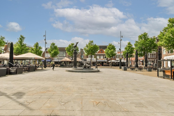 Zdjęcie plac z fontanną i drzewami pośrodku