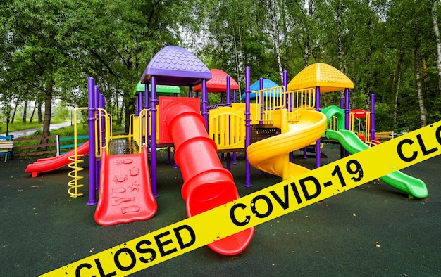 Zdjęcie plac zabaw dla dzieci zamknięty z powodu choroby koronawirusowej covid19 kraje wybuchu wirusa koronowego sarscov2 nakładają kwarantannę i ograniczenia