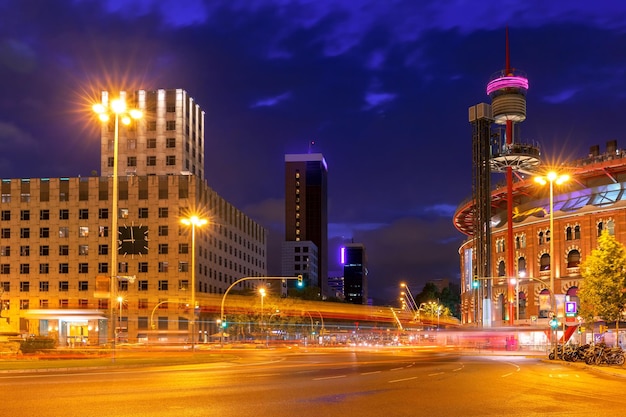 Placa Espanya w Barcelonie nocą Katalonia Hiszpania