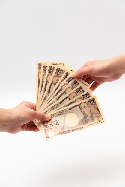 Płacenie I Otrzymywanie 100 000 Jenów Na 10 Izolowanych Banknotach Japońskich
