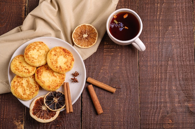 Placki Z Twarogu Z Gorącą Czarną Aromatyczną Herbatą