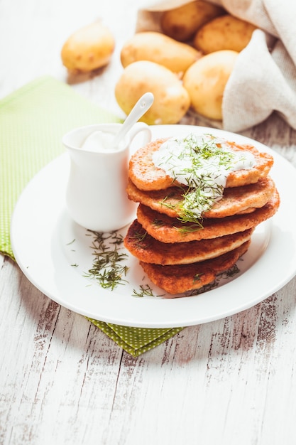 Placki ziemniaczane ze śmietaną i koperkiem