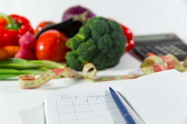 Plan diety, koncepcja zdrowej naturalnej żywności ekologicznej, skład dojrzałych warzyw. Dietetyk lekarz zbliżenie w miejscu pracy. Odżywianie wegetariańskie
