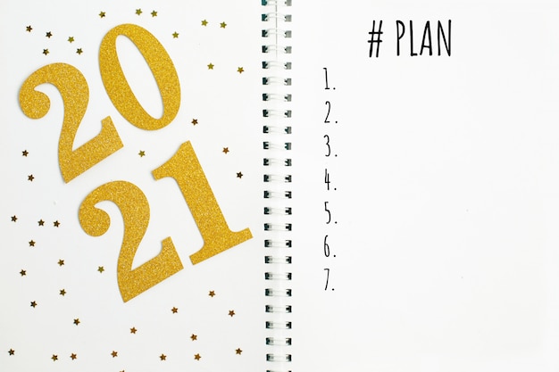 PLAN na Nowy Rok 2021 słowa zapisane w zeszycie biurowym.
