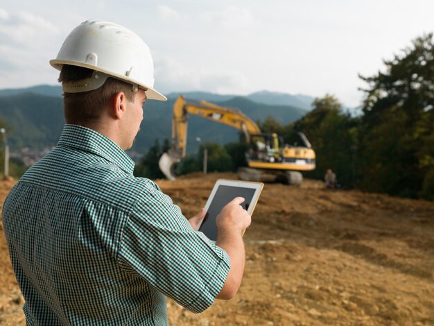 Zdjęcie plan sprawdzania architekta na tablecie