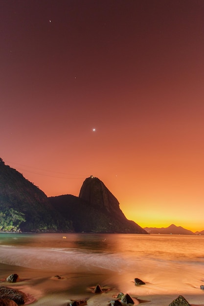 Planetarne wyrównanie o świcie na czerwonej plaży Urca w Rio de Janeiro Brazylia