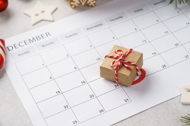 Planner strony z pudełkiem na prezent Boże Narodzenie leżącym na kalendarzu