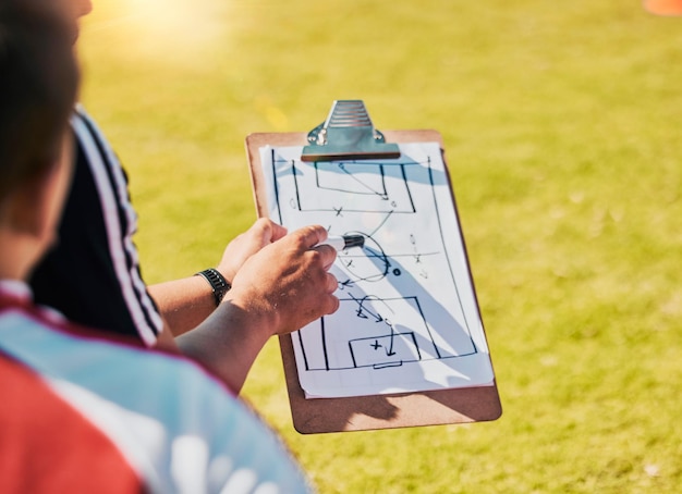 Zdjęcie planowanie gry w schowku i na boisku do uprawiania sportu piłkarskiego i na świeżym powietrzu do zawodów z trenerem strategia piłkarska i komunikacja w celu uzyskania instrukcji i papieru do tworzenia dnia meczu