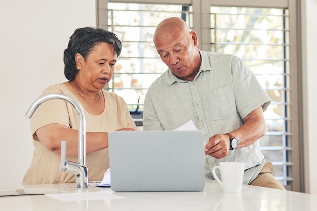 Planowanie i finanse laptopa ze starszą parą w kuchni w celu spłaty raportu budżetowego i kredytu hipotecznego Księgowość bankowość internetowa i oszczędności ze starszym mężczyzną i kobietą na emeryturę inwestycyjną i podatki