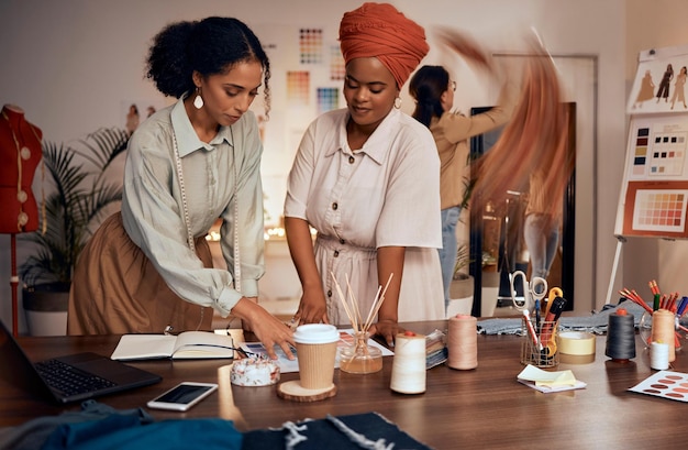 Planowanie mody i praca zespołowa czarnej kobiety oraz kreatywne pomysły na wybór tkanin dla startupów i pomysły b2b Handel w branży tekstylnej i projektanci w produkcji odzieży