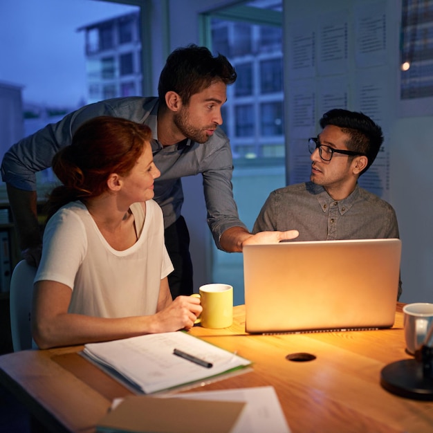 Planowanie nocy i zespół biznesowy na laptopie pracujący w sali konferencyjnej w celu strategii pracy zespołowej lub innowacji Strategia spotkania lub nadgodziny z grupą pracowników w pracy razem wieczorem