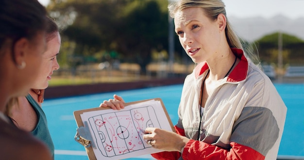 Planowanie sportu i trenera ze strategią szkolenia i edukacji drużyny hokejowej na temat gry Nauka coachingu i kobieta ucząca dziewczęta na boisku pomysłu na zawody sportowe na papierze