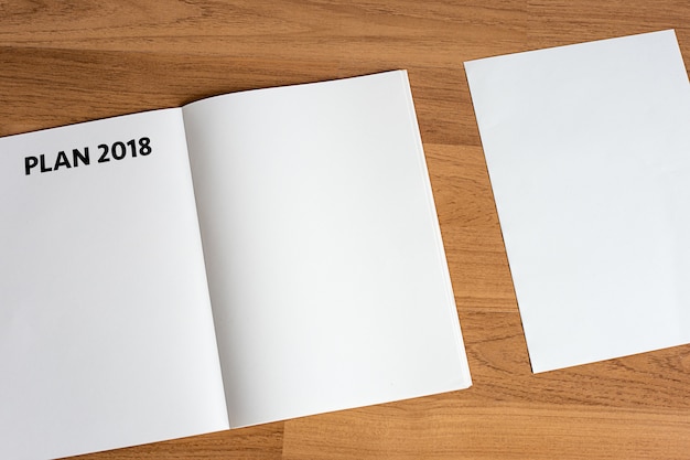 Zdjęcie planowanie spotkania zespołu biznesowego notebook 2018 z planem 2018