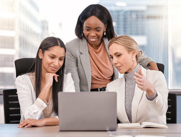 Planowanie świetlanej przyszłości. Ujęcie grupy kobiet pracujących razem podczas korzystania z laptopa.