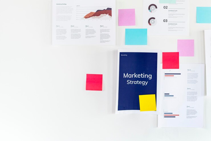 Zdjęcie plany strategii marketingowych na ścianie