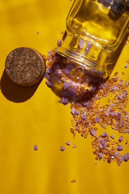 Płaska sól morska w butelce z naturalnymi kosmetykami do spa