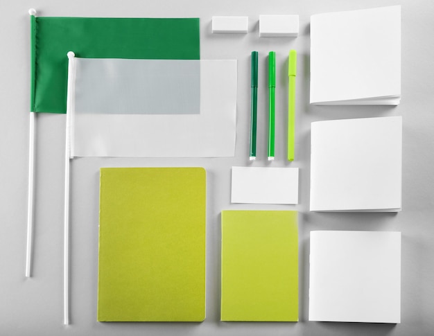Płaska warstwa pustych zielonych i białych towarów na stole