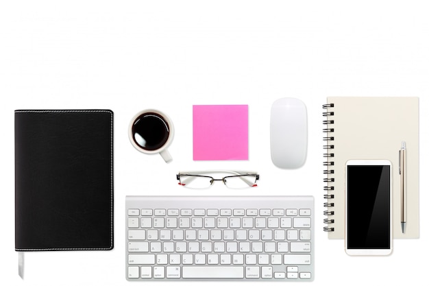Płaski stół do pracy z laptopem, artykułami biurowymi, filiżanką kawy, telefonem komórkowym, tabletem i filiżanką kawy na białym tle