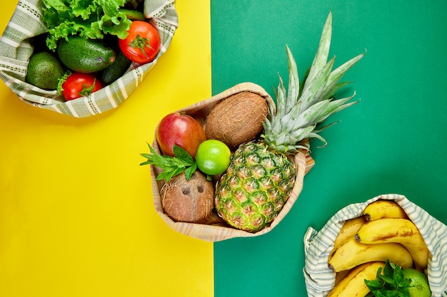 Płaski układ ekologicznych bawełnianych toreb na zakupy spożywcze z ekologicznymi owocami i warzywami