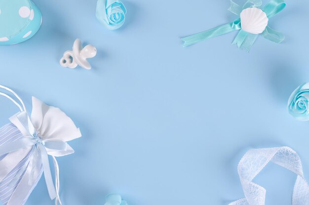 Płaski Układ Z Ubraniami Dla Chłopca Ceramicznym Smoczkiem Lub Pudełkiem Na Smoczek Dziecka Na Przyjęcie Z Okazji Baby Shower
