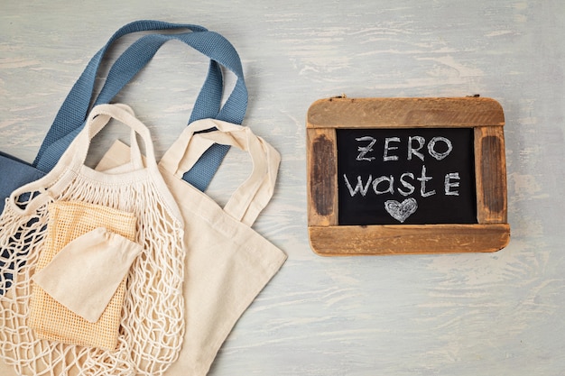 Zdjęcie płaski układ zestawu zero waste. zestaw ekologicznej bawełnianej torby wielokrotnego użytku. zrównoważony, etyczny, wolny od plastiku styl życia. widok z góry