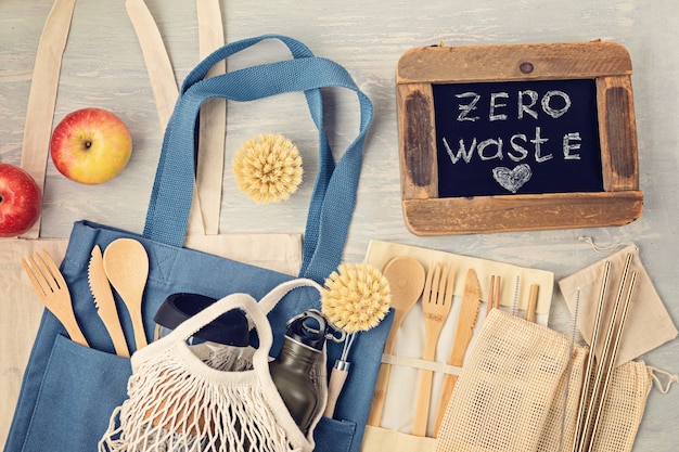 Płaski Układ Zestawu Zero Waste. Zestaw Ekologicznych Bambusowych Sztućców, Bawełniana Torba Z Siateczki, Kubek Do Kawy Wielokrotnego Użytku, Szczotki I Butelka Na Wodę. Zrównoważony, Etyczny, Wolny Od Plastiku Styl życia. Widok Z Góry