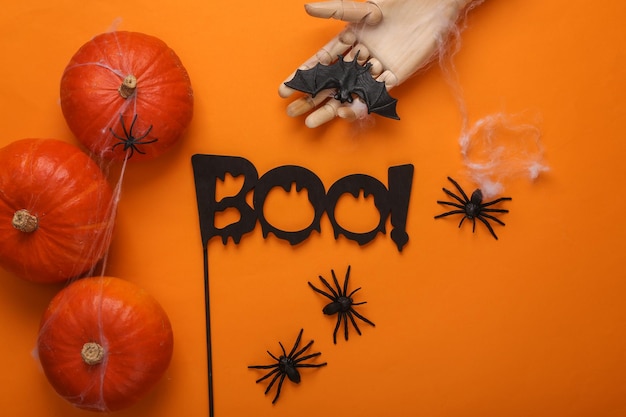 Płaskie halloween pomarańczowe tło z dekoracji tematycznej Widok górny Kreatywny układ