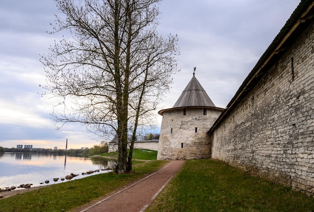 Płaskie i wysokie wieże. Miejsce historyczne w Pskowie. Mur twierdzy. Psków Krom. To paskudny dzień.