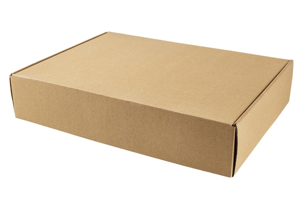 Płaskie kartonowe brązowe pudełko na białym tle z miejscem na tekst i etykietę