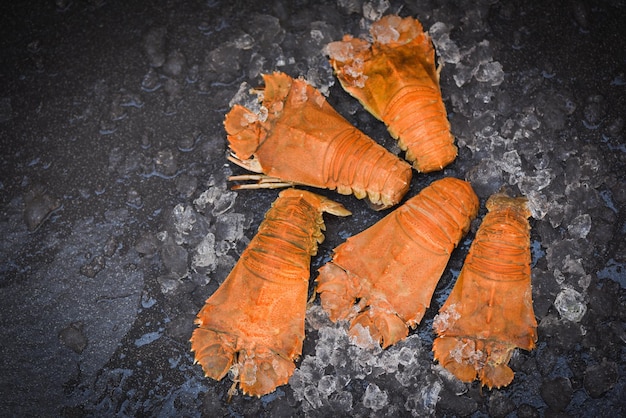 Zdjęcie płaskie krewetki homara na lodzie, świeży pantofelek z homara, gotowany do gotowania w kuchni restauracji z owocami morza lub na targu owoców morza, rock lobster moreton bay bug