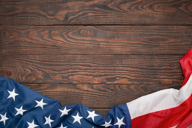 Płaskie świeckich flagi USA na brązowym tle drewniane deski z kopii przestrzeni widok z góry Banner