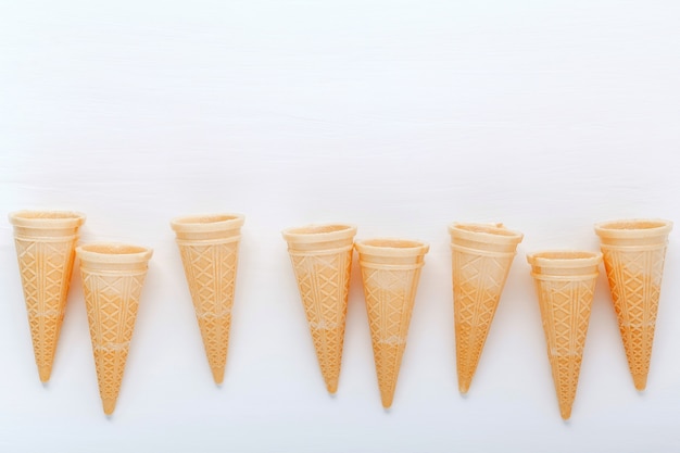 Płaskie świeckich lody szyszki kolekcja na drewniane tła dla projektowania menu słodyczy.