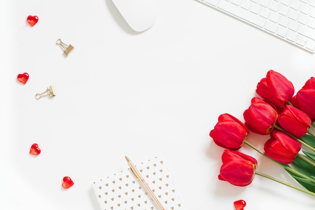 Płaskie świeckich tło Walentynki z klawiatury komputera, prezent i czerwony tulipan widok z góry biała kopia przestrzeń