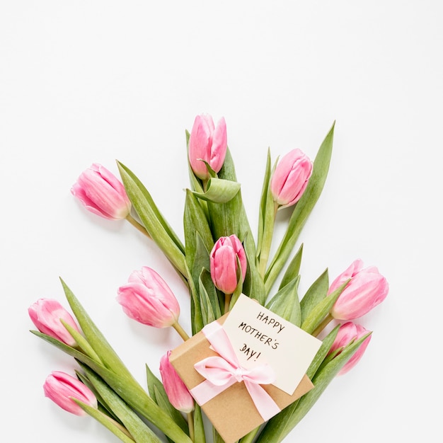 Zdjęcie płaskie tulipany i obecny układ
