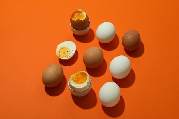Płaskie układane z jajkami na twardo na pomarańczowo