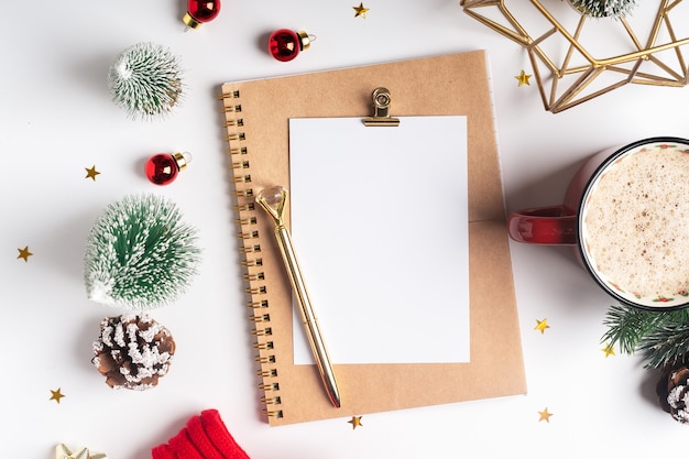 Zdjęcie płaskie ukształtowanie blank planner z filiżanką kawy i świątecznych dekoracji.