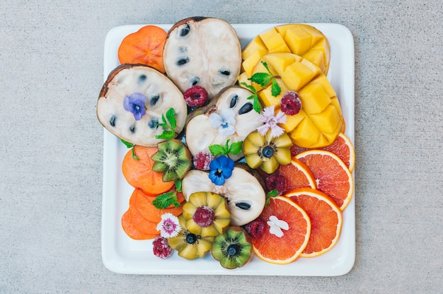 Płaskie Ukształtowanie Egzotycznych Owoców Tropikalnych. Złote Kiwi, Persimone, Maliny, Mango, Pomarańcze I Mięta.