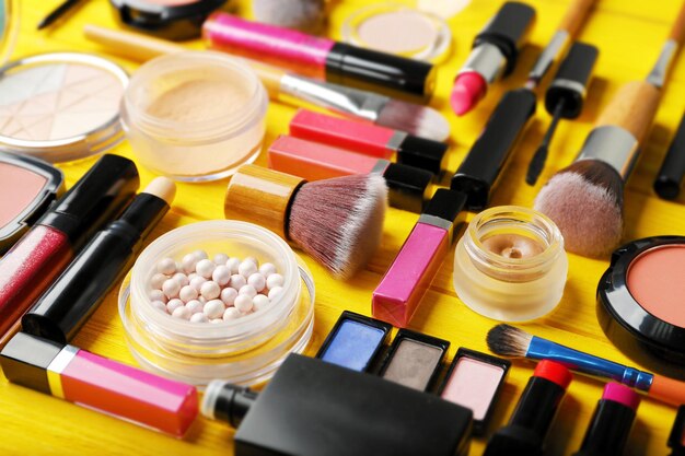 Płaskie ukształtowanie kosmetyków do makijażu na żółtym tle