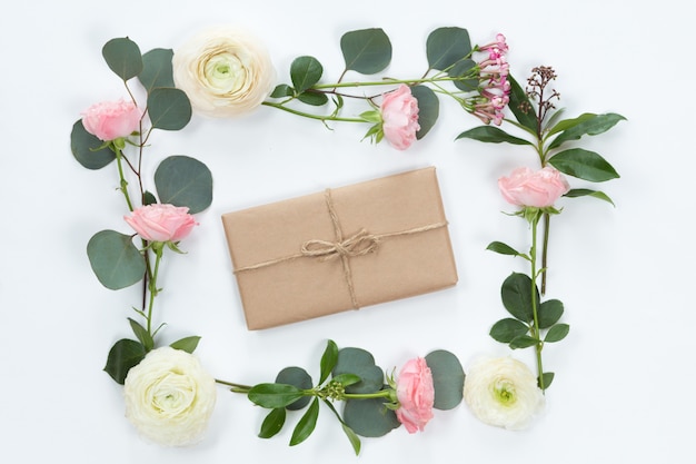 Płaskie ukształtowanie zabytkowego pudełka z eko-papieru Kraft z ramą kwiatową
