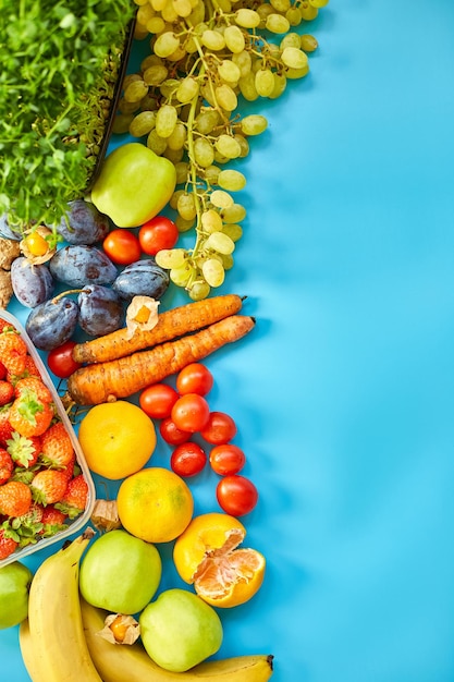 Płaskie ułożenie dojrzałej organicznej zdrowej żywności Owoce microgreens warzywa na niebieskim tle miejsce na tekst widok z góry rynek lokalne gospodarstwo koncepcja zbiory żywności dostawa dieta wegańska koncepcja