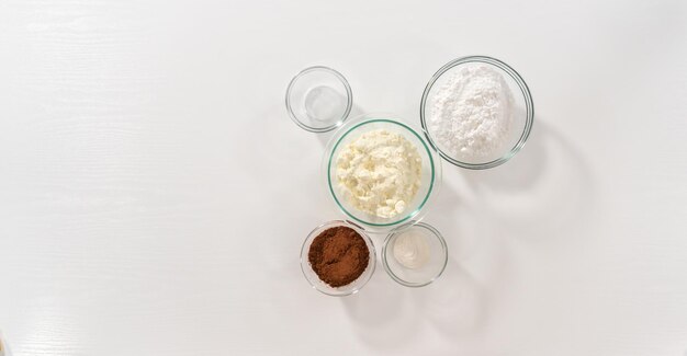 Płaskie ułożenie Odmierzone składniki w szklanych miskach do przygotowania domowej gorącej mieszanki czekolady