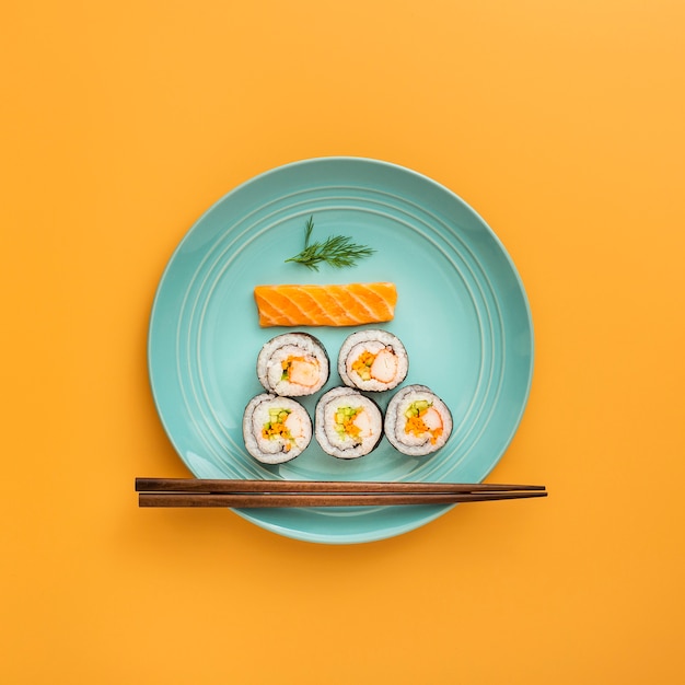 Zdjęcie płasko leżało nigiri i maki sushi z pałeczkami