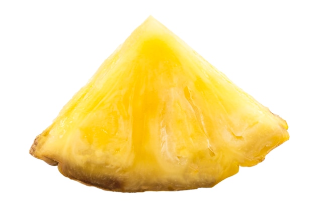 Plasterek ananasa na białym tle na białym tle.