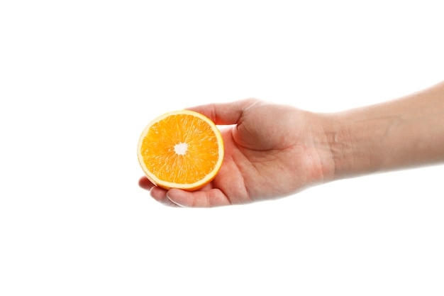 Plasterek dojrzałych pomarańczy w ręku na białym tle.