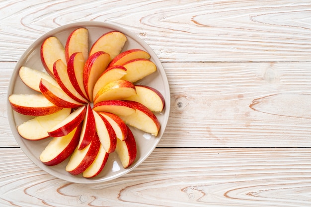 plasterek świeżego jabłka na talerzu