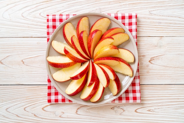 plasterek świeżego jabłka na talerzu