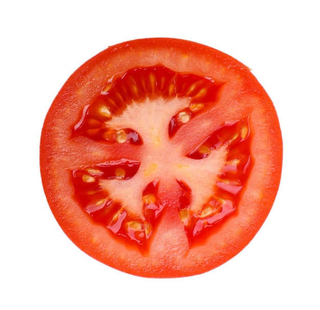 Plasterek świeżego pomidora na białym tle