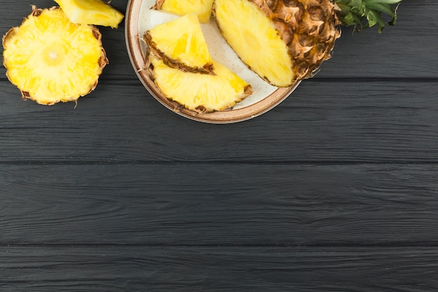 Zdjęcie plasterki ananasa na talerzu