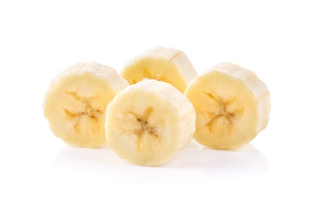 Plasterki banana na białym tle