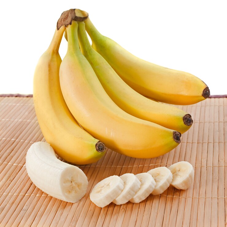Zdjęcie plasterki bananów na białym tle
